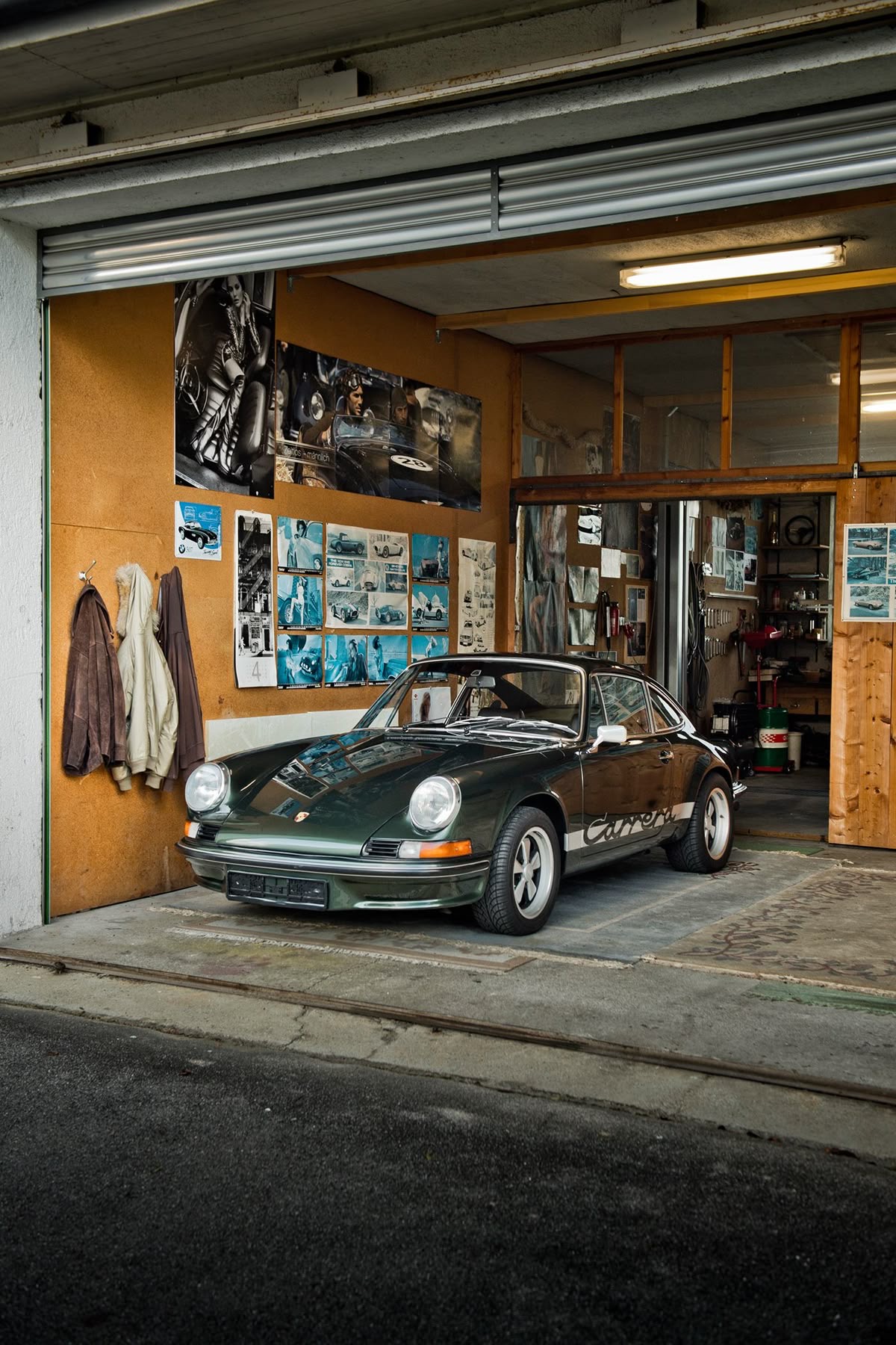 Donkergroene klassieke Porsche in een garage — oldtimerstalling